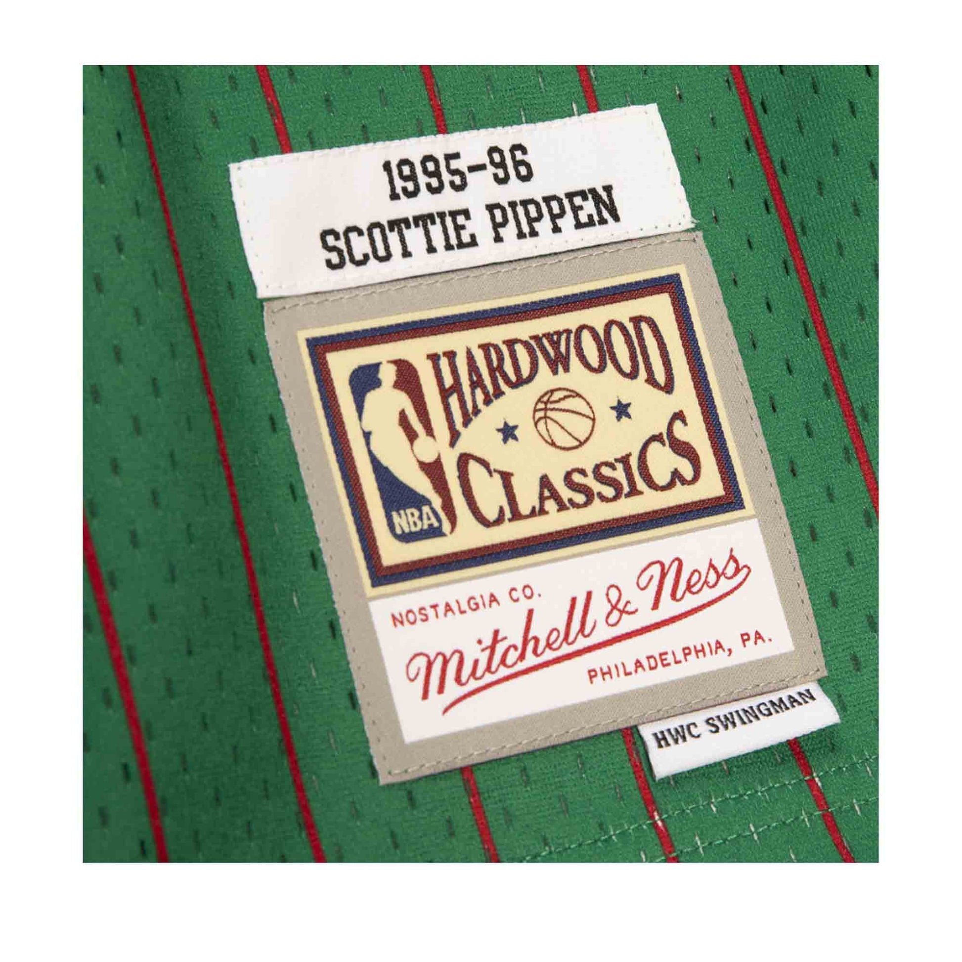Men's Chicago Bulls Scottie Pippen #33 Mitchell & Ness Black Hardwood  Classics 95-96 Swingman Jersey